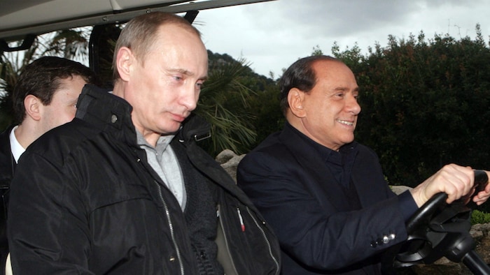 Russlands Präsident Wladimir Putin (links) war einer der berühmten Gäste in Berlusconis Villa.