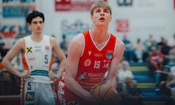 Hält Salzburgs Fahen hoch: Center Erik Dietz (M.).