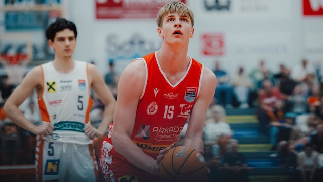 Hält Salzburgs Fahen hoch: Center Erik Dietz (M.).