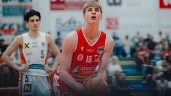 Hält Salzburgs Fahen hoch: Center Erik Dietz (M.).