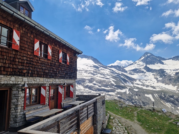 „Schnee in Sicht“ heißt es derzeit noch in den Bergen. Etwa auf der Kürsingerhütte am ...