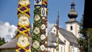 Bis zu 60.000 Blüten und an die 300 Arbeitsstunden stecken in einer einzigen Prangstange.