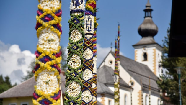 Bis zu 60.000 Blüten und an die 300 Arbeitsstunden stecken in einer einzigen Prangstange.