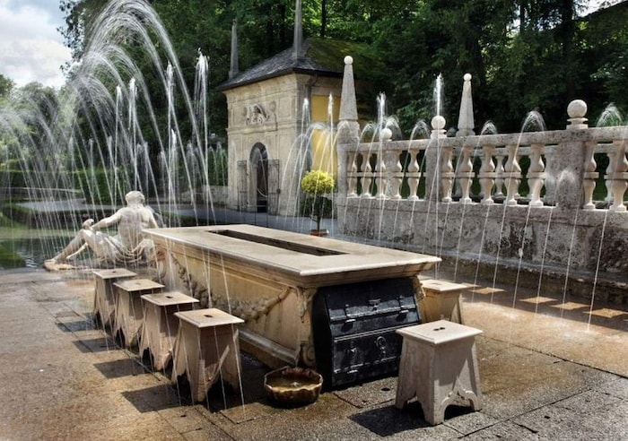 Mit einem Augenzwinkern abkühlen können sich Besucher bei den Wasserspielen Hellbrunn.