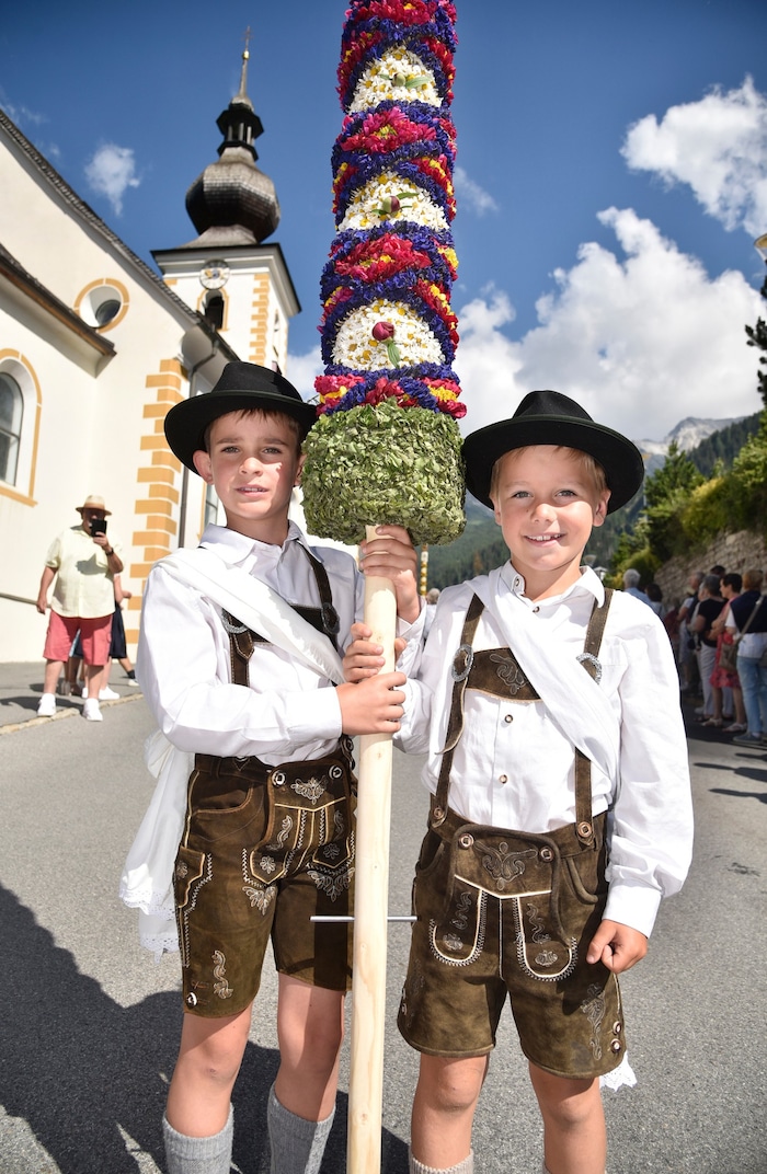 Erst sieben Jahre junge und schon Prangstangen-Träger: Elias und Mathias aus Zederhaus