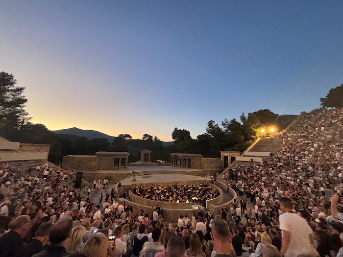 Das Theater füllt sich.