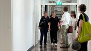 Die Angeklagte (Mitte) wurde aus der U-Haft vorgeführt.