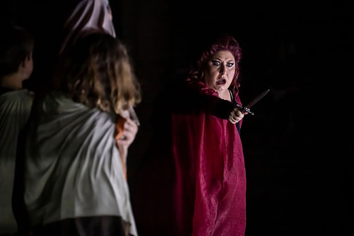 Eifersucht und Verzweiflung: Anna Pirozzi als Medea mit dem Dolch, mit dem sie ihre beiden Söhne ...