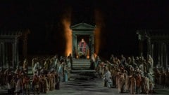 Medea fährt auf ihrem Schlangenwagen aus dem brennenden Tempel. 