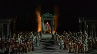 Medea fährt auf ihrem Schlangenwagen aus dem brennenden Tempel. 