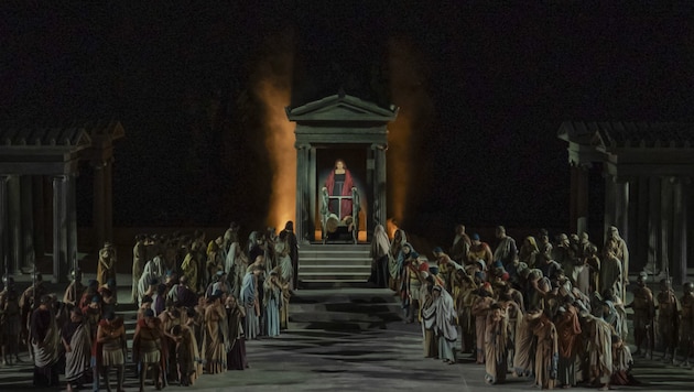 Medea fährt auf ihrem Schlangenwagen aus dem brennenden Tempel.