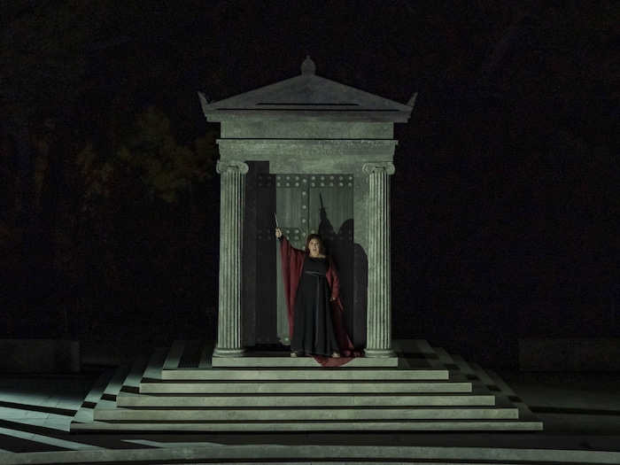 Anna Pirozzi schört Rache als Medea.