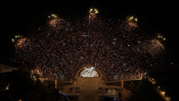 13.000 Besucher kamen zur „Medea“ im Theater von Epidaurus. Mit einer Drohne fotografiert.