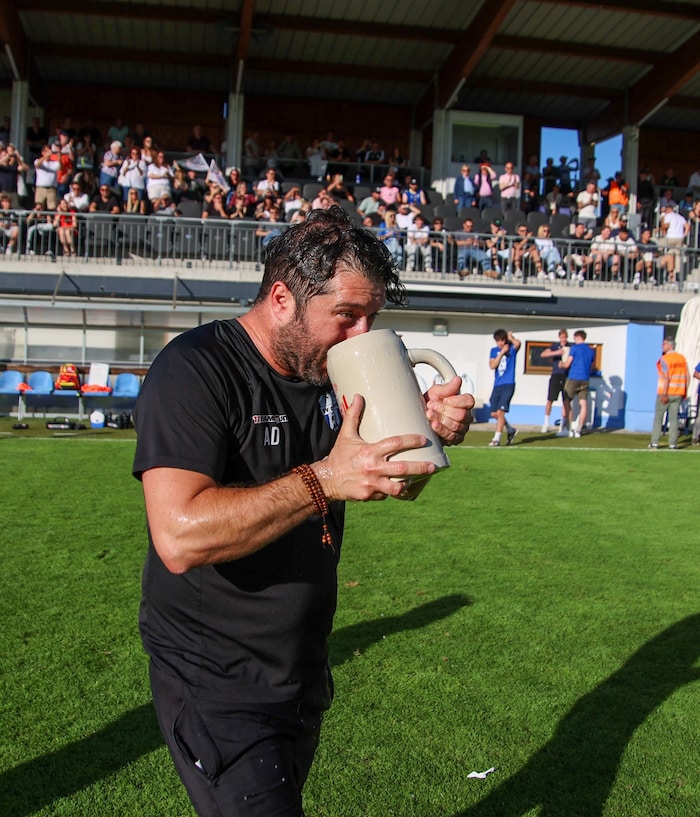 Trainer Arsim Deliu (li.) ließ sich das Meisterbier schmecken.