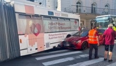 Der Bus touchierte das Taxi mitten auf der Kreuzung