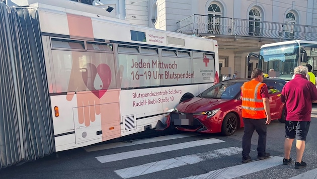 Der Bus touchierte das Taxi mitten auf der Kreuzung