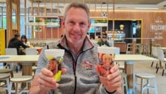Rudolf Ringhofer mit den limitierten Bechern für die Fußball-WM.