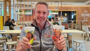 Rudolf Ringhofer mit den limitierten Bechern für die Fußball-WM.