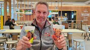 Rudolf Ringhofer mit den limitierten Bechern für die Fußball-WM.