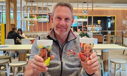 Rudolf Ringhofer mit den limitierten Bechern für die Fußball-WM.