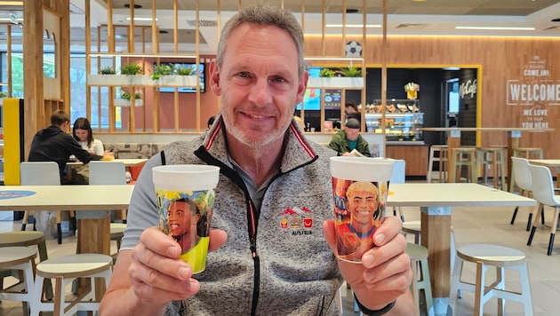 Rudolf Ringhofer mit den limitierten Bechern für die Fußball-WM.
