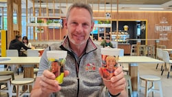 Rudolf Ringhofer mit den limitierten Bechern für die Fußball-WM.