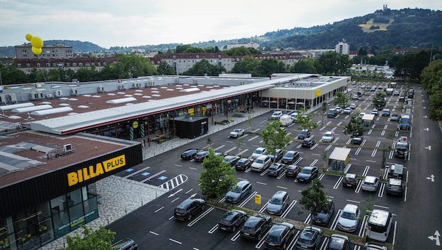 Die Drohnenaufnahme zeigt den modernisierten Einkaufsklassiker aus der Vogelperspektive.