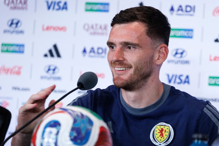 Schottland-Kapitän Andrew Robertson war bei der Pressekonferenz vorm Brasilien-Match gut drauf.