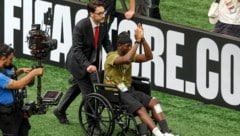 Ismael Kone wurde vor dem Match mit dem Rollstuhl ins Stadion gebracht. 