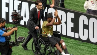 Ismael Kone wurde vor dem Match mit dem Rollstuhl ins Stadion gebracht. 