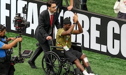 Ismael Kone wurde vor dem Match mit dem Rollstuhl ins Stadion gebracht. 