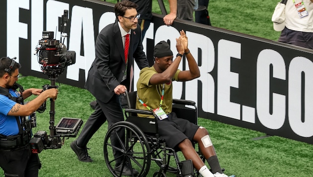 Ismael Kone wurde vor dem Match mit dem Rollstuhl ins Stadion gebracht.