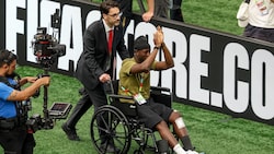 Ismael Kone wurde vor dem Match mit dem Rollstuhl ins Stadion gebracht. 