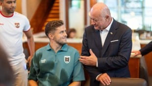 Die WM-Reise des Kanzlers mit übergroßer Delegation kommt in der Heimat nicht gut an. „Gespart ...