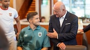 Die WM-Reise des Kanzlers mit übergroßer Delegation kommt in der Heimat nicht gut an. „Gespart ...