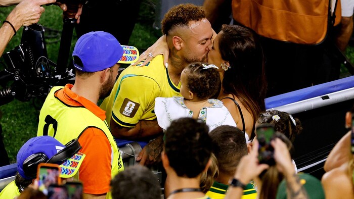 Nach seinem Comeback gab's für Neymar auch noch einen Kuss von Herzdame Bruna Biancardi.