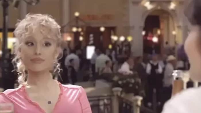 Ariana Grande teilte als freche Reaktion auf ihr Busenblitzer-Foto ein Video, in dem sie und ...