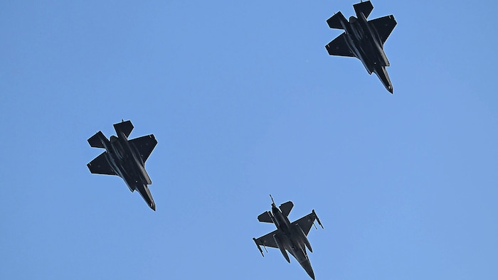 Zwei F-35-Kampfjets und ein F-16-Kampfjet der polnischen Luftwaffe