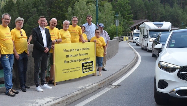 Die Bürgerinitiative kündigt die Demo am Samstag an, Karl Mühlsteiger (BM Gries, mit schwarzem ...