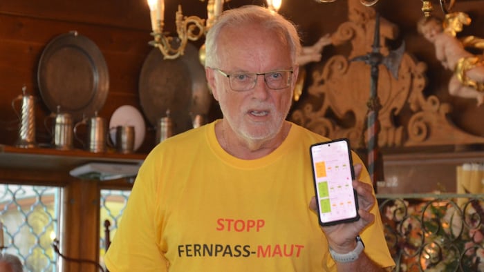 Joachim Strauß zeigt die App zur Messung der Feinstaubbelastung.