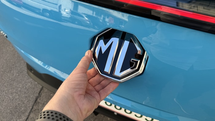 Mit dem Logo am Heck öffnet man den Kofferraum.