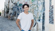 Noah Saavedra imponieren am Theater Geschichten, „die wie eine Lupe auf Systeme in der Welt ...