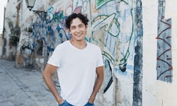 Noah Saavedra imponieren am Theater Geschichten, „die wie eine Lupe auf Systeme in der Welt ...