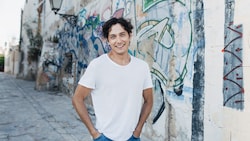 Noah Saavedra imponieren am Theater Geschichten, „die wie eine Lupe auf Systeme in der Welt ...