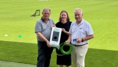 Milletich, Schimak und Zsifkovits bei der Übergabe der E-Ladestation am Sportplatz in Parndorf.