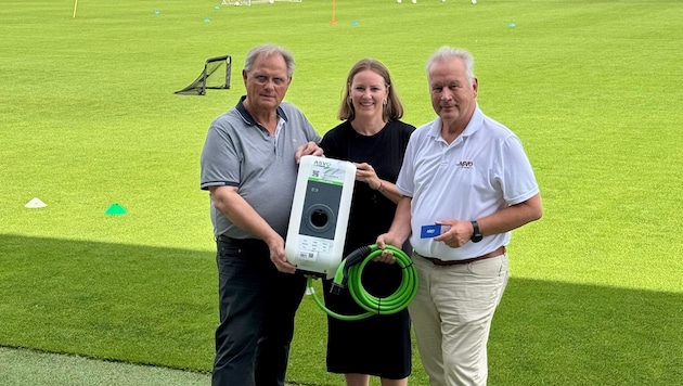Milletich, Schimak und Zsifkovits bei der Übergabe der E-Ladestation am Sportplatz in Parndorf.