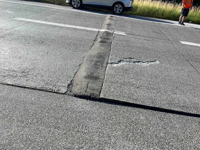 The concrete slabs on the Westautobahn have buckled.