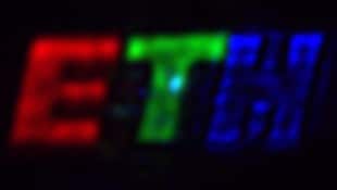 Das farbige Logo wurde mit dem neuen Fourier-Pixel der ETH-Forschenden erzeugt. Der Buchstabe ...