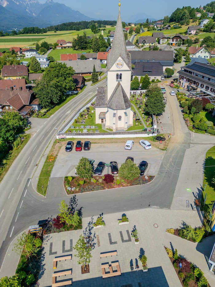 Der neue Dorfplatz in Ludmannsdorf aus der Vogelperspektive