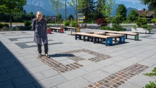 „LU BI“ steht in großen Lettern am neuen Dorfplatz in Ludmannsdorf.
